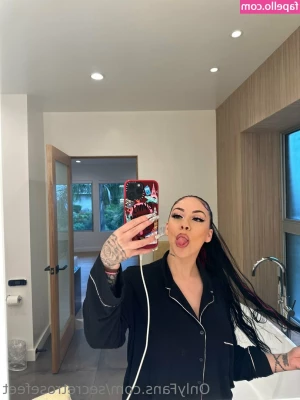 secretrosefeet - Can I be your valentine? Just sent out a naughty video gift to my