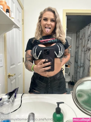 themotleymonroe - old video but still a good one  blowjobskills