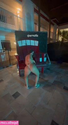 Sil Torra Torra [ sil-torra-torra ] - I'm a simple lady, I see a photobooth, I pull a titty out