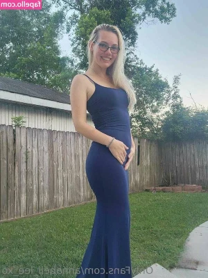 Annabell Lee [ annabell-lee ] - my bf has the perfect dick to train my throat 😭