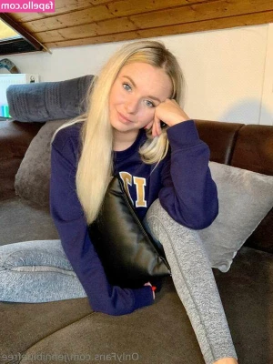 Jenni Blue [ jenni-blue ] - Send a tip if you think I need more stockings…😘