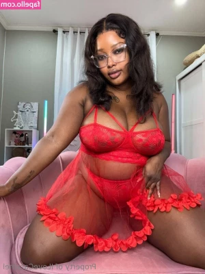 ilovecaramel [ ilovecaramel-1 ] - Fue mi primera vez con un dildo tan grande  la verdad lo disfruté