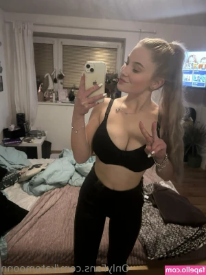 katemoonn - CENTRE OF YOUR UNIVERSE FULL CLIP