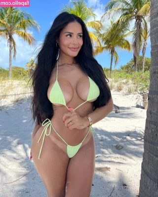 Katya Elise Henry [ katya-elise-henry ] - A lil wet wet