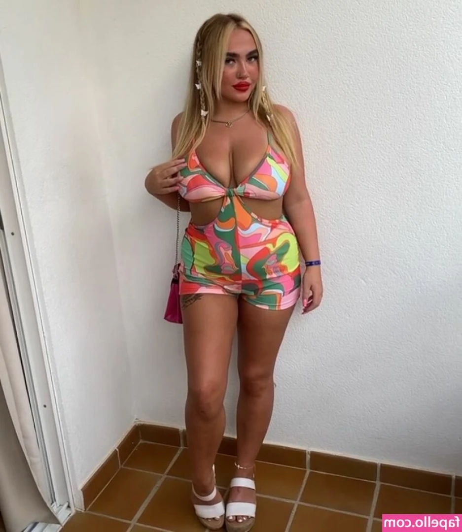Caoimheeee - Hump day right? Slide in this asshole 😈