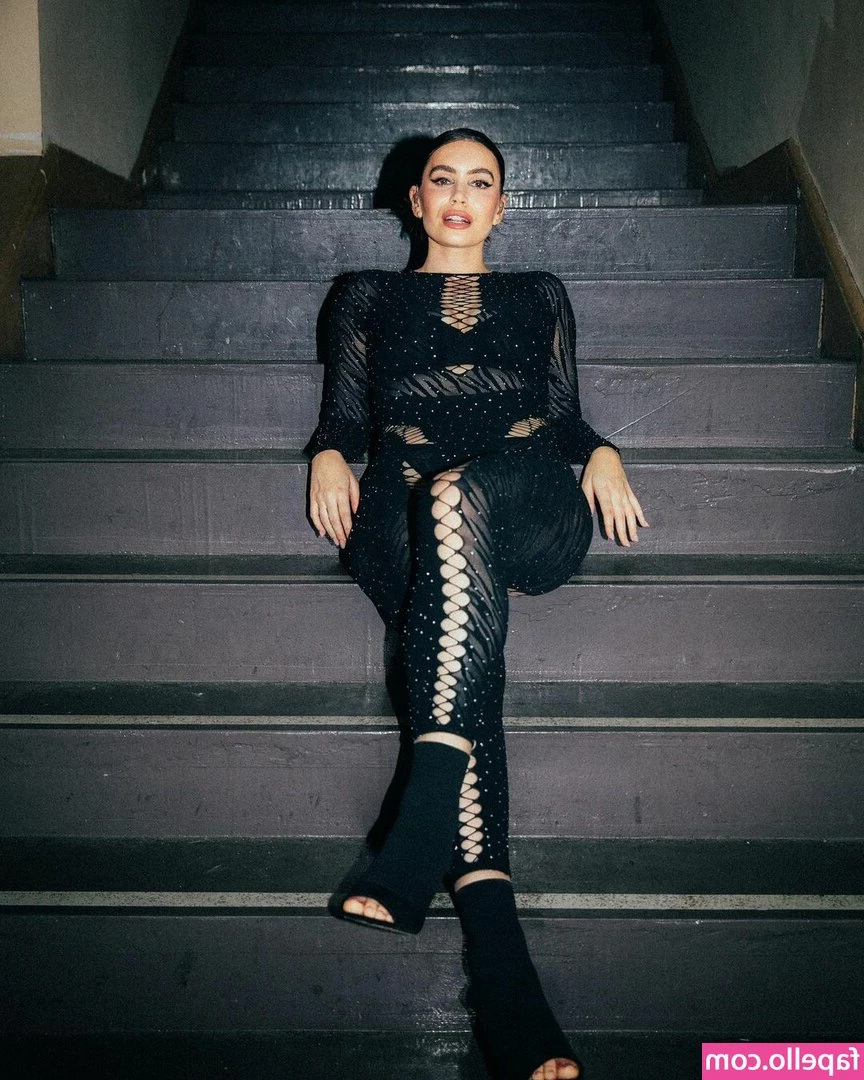 Sophie Simmons [ sophie-simmons ] - Peek a boo