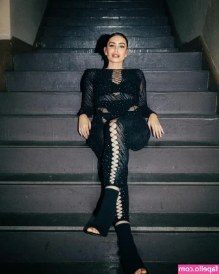 Sophie Simmons [ sophie-simmons ] - Peek a boo