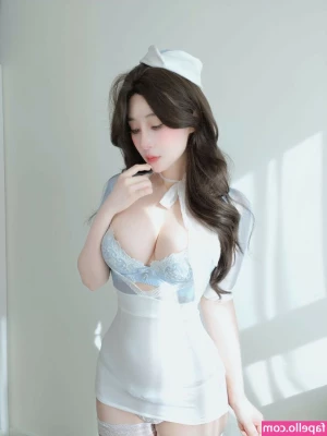 baiyin811 [ 81 ] - I like to play with my nipples  then spit saliva on them and continue
