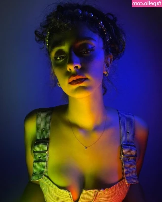 Sayna Soleimanpour [ sayna-soleimanpour ] - Soles in your face