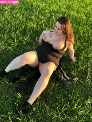Lia Bloom [ lia-bloom ] - To post the photoset or to wait...? 😈