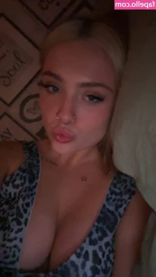 emsideyourmind - Feeling sexy this morning.. can you give me a hand or two?