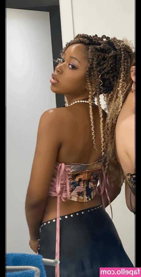 Riele Downs [ riele-downs ] - Good morning 😇 who wants customs? Its such a beautifull day hope