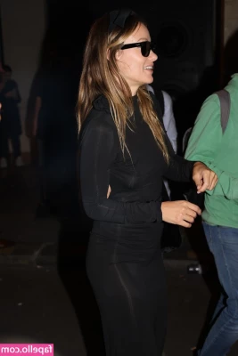 Olivia Wilde [ olivia-wilde ] - A few mirror selfies