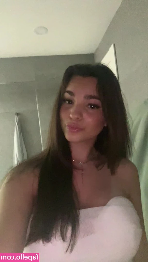 Carys Dubinski [ carys-dubinski ] - What I see when my sexy feet are getting worshipped 😋💦