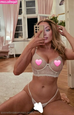 Eva Sindlerova [ eva-sindlerova-1 ] - I want to smoke some weed  Who wants to smoke whit me