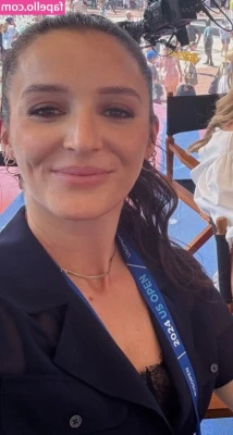 Laura Robson [ laura-robson ] - Who doesn’t like boobs to wake up to 😘