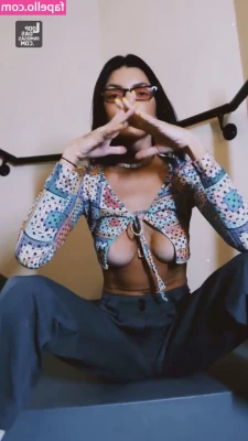 Gabi Prado [ gabi-prado ] - I get crispy brown In the summer 🥳