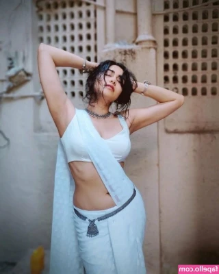 Adah Sharma [ adah-sharma ] - i love the sun ☀️ wish i could go somewhere and sunbathe naked!