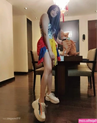 Adah Sharma [ adah-sharma ] - 5 min vid fingerfucking & rubbing my pussy in the car 😈 side