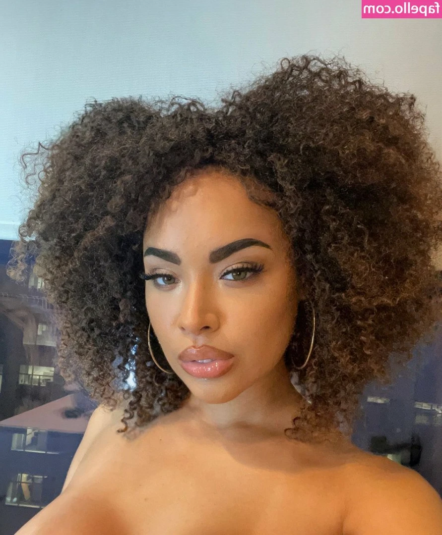 Mya Lashaun [ mya-lashaun ] - A BTS clip of the girl/girl part of the anal scene I shot with
