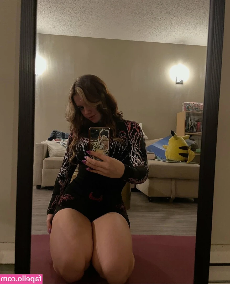 Fitssumi - That’s why I like chilling with women who like women. 🤤😍