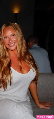 Caroline Malloy [ caroline-malloy ] - Would you unwrap my body like a present ?