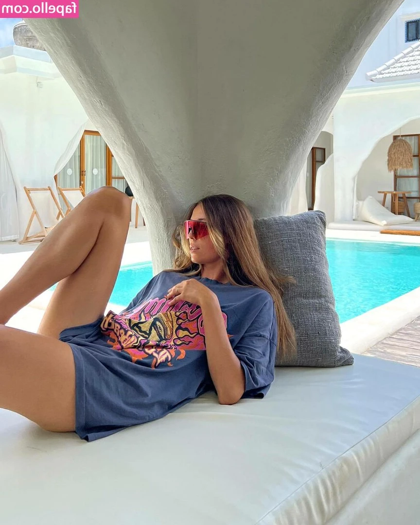 Izabella Krzan [ izabella-krzan ] - Tip this post 35 and I’ll send you a surprise xxx video bundle with