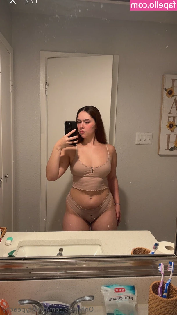 prrettypeachy - @sexymilano outside ❤️🙏🏻