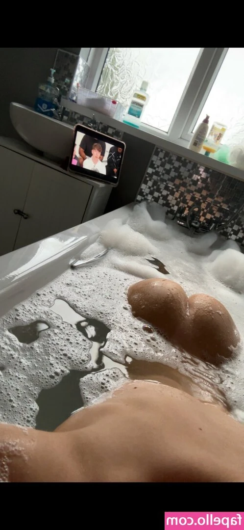 lilblondiebabe - My nipples 🍒 are just as excited as I am 😏.