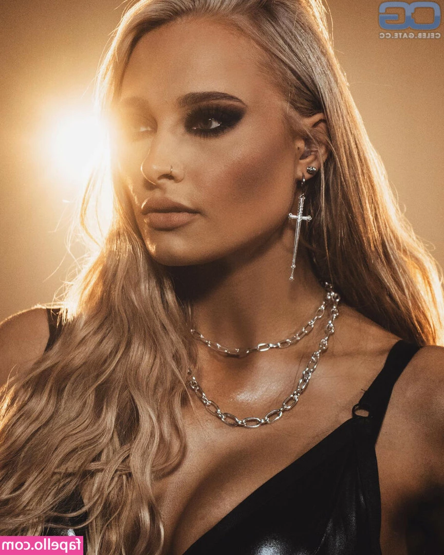 Sophie Lloyd [ sophie-lloyd ] - Leather mood