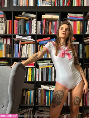 bootlega_veneta [ bootlega-veneta ] - Would you fuck me