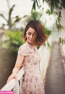 Holly Earl [ holly-earl ] - The kinda snaps you’d get from me if we were dating