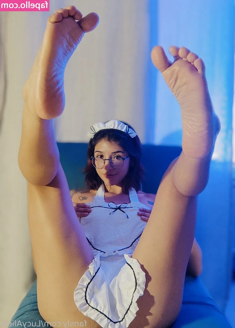 LucyAlien - Fancy a foot job?