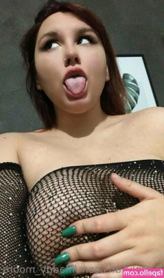 maddy_moore [ maddy-moore ] - ummm my eyes are up here