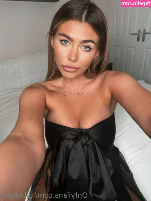 itsbellsxo - what beautiful mountains outside the window👀😜⛰️