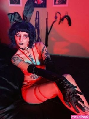 Vilma Ex Noir [ vilma-ex-noir ] - Want mommy to read you a bedtime story?