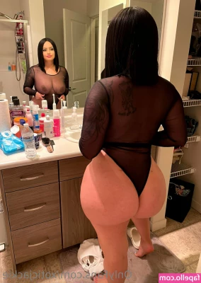 xoticjackie - Hand vs Feet FEETuring WalkingGawdess