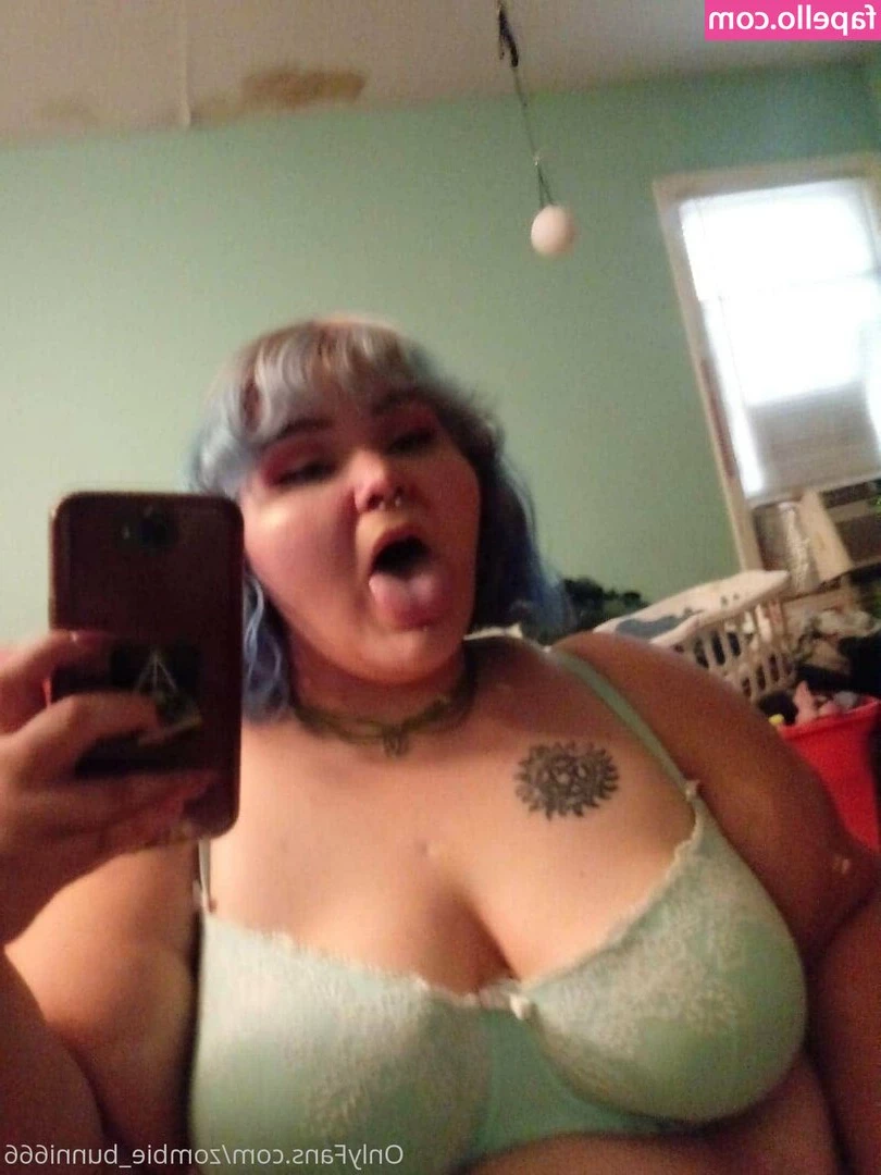 zombie_bunni666 [ zombie-bunni666 ] - Hey look i have more personality than just porn
