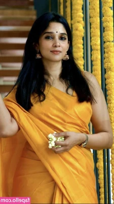 Nyla Usha [ nyla-usha ] - Big T, no makeup, hair tied up. Perfection to say the least.