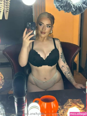 lillyknoxxfree - As usual I m in a good mood  I can dance alone for hours and don t