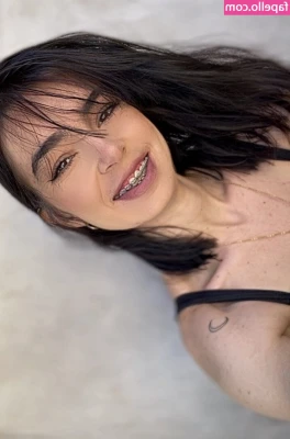 Cintia E Martínez [ cintia-e-martnez ] - Your mouth is about to be very busy 👅