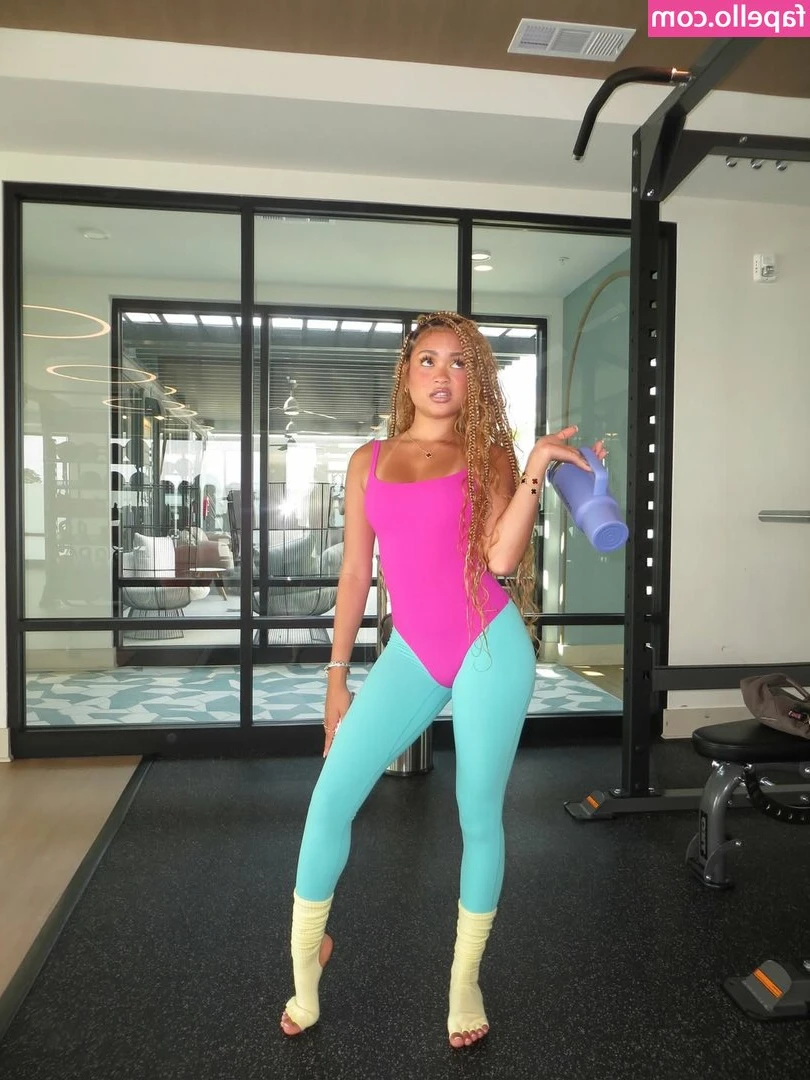 Vanessa Anne Williams [ vanessa-anne-williams ] - Freeballed in these tight suit pants! 😍