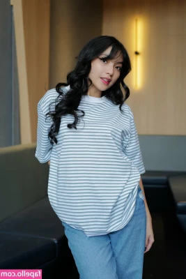 Shania Gracia [ shania-gracia ] - Thinking about starting live streams of fishing and shower beer...