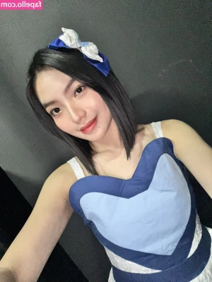 Shania Gracia [ shania-gracia ] - winter🥶, need my socks😱🥰