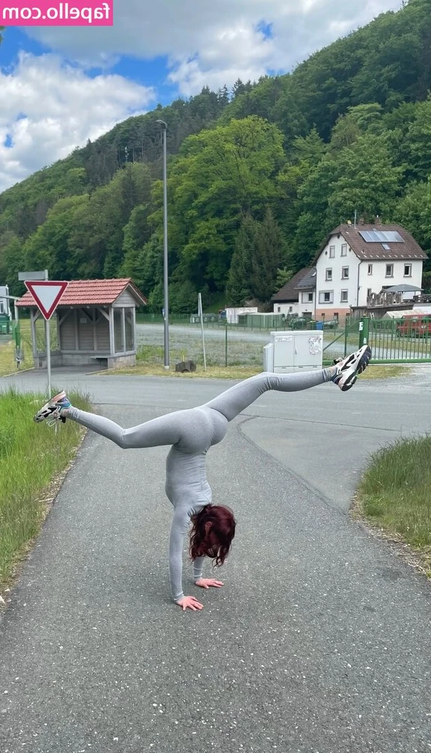 Alina Pfeifer [ alina-pfeifer ] - me or the strawberry?