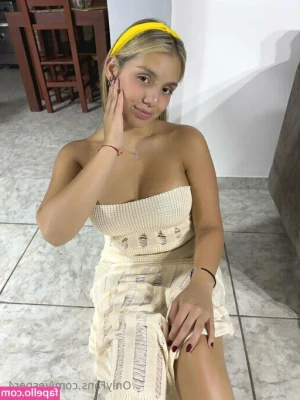 Vesper4 - How much would you pay to see me with no panties….. tell me 😈