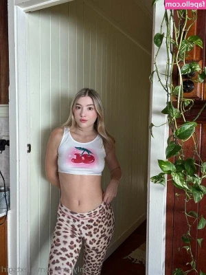  [ tsalextsgirl ] - Bent over spreading my cheeks in a thong🍑🍑🍑