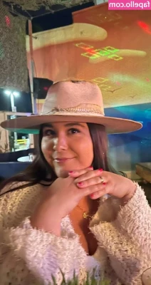 Jennifer Barboza [ jennifer-barboza ] - She rubs her asshole while riding on her face.