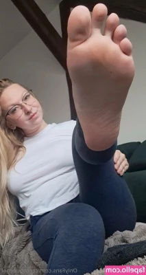 czechqueenof - I know how many of you appreciate a lip bite