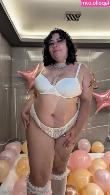 emmathiick - do i look pretty in pink or pretty in nude